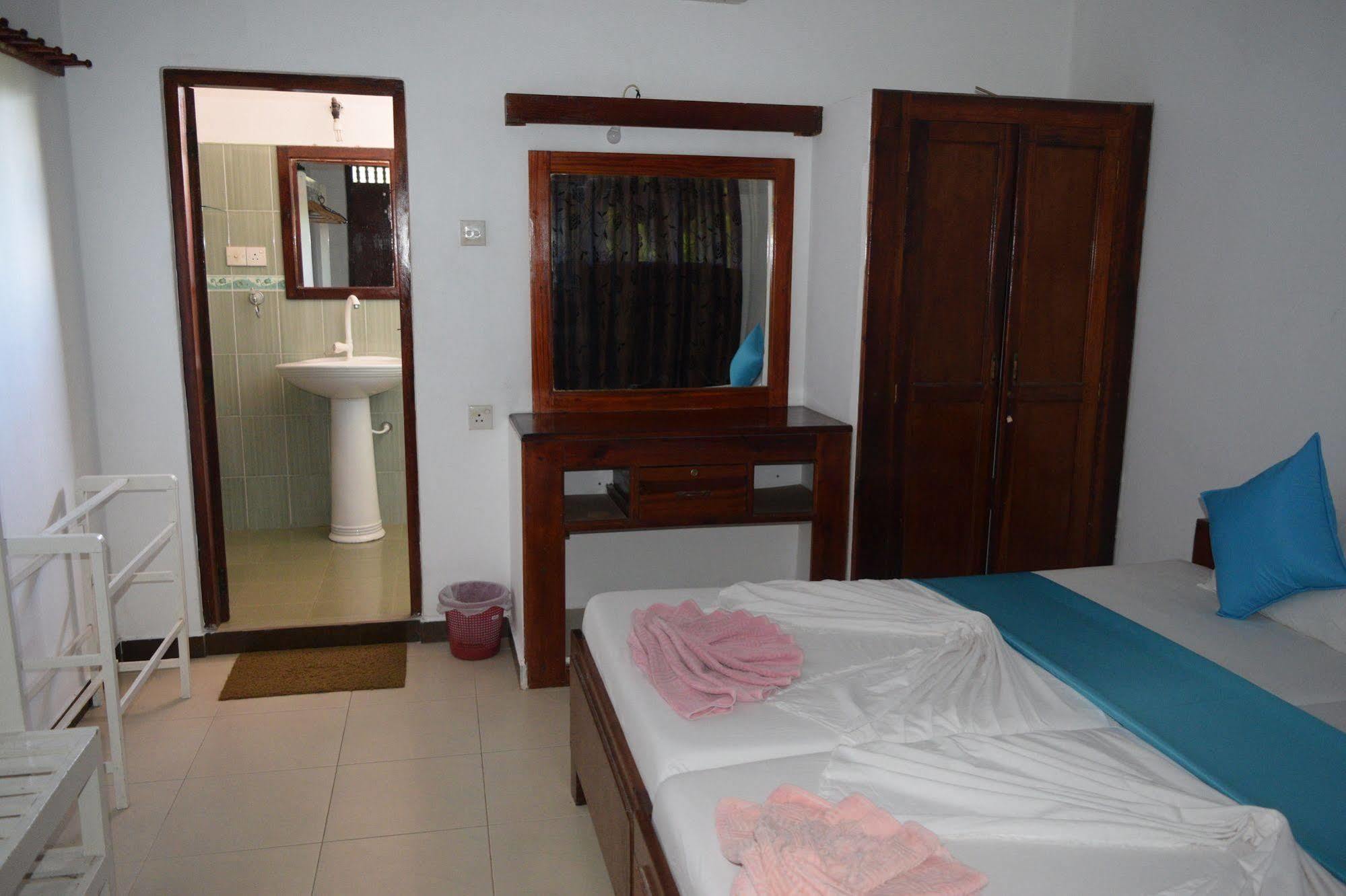 Star Holiday Resort Hikkaduwa Buitenkant foto