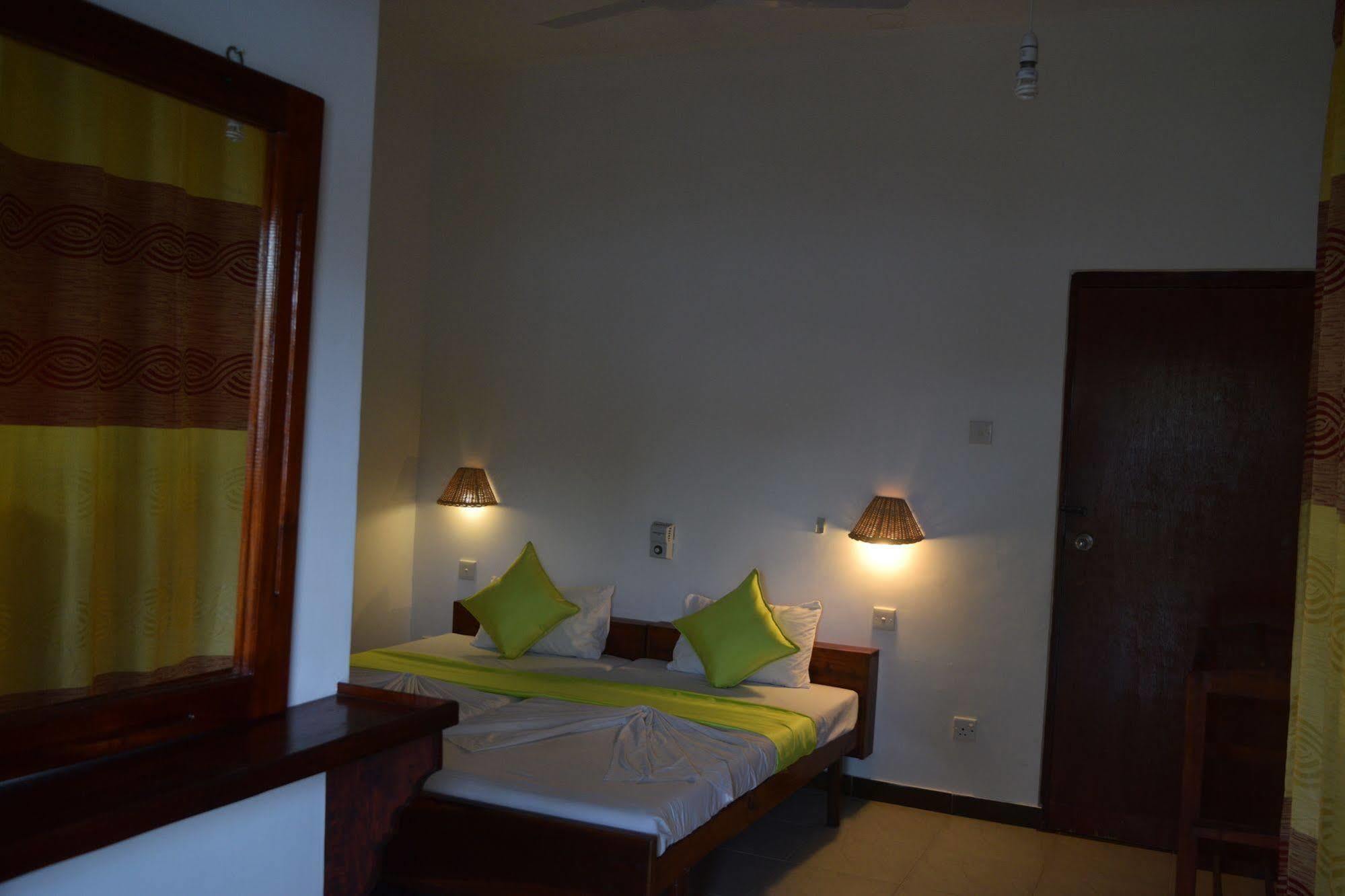 Star Holiday Resort Hikkaduwa Buitenkant foto