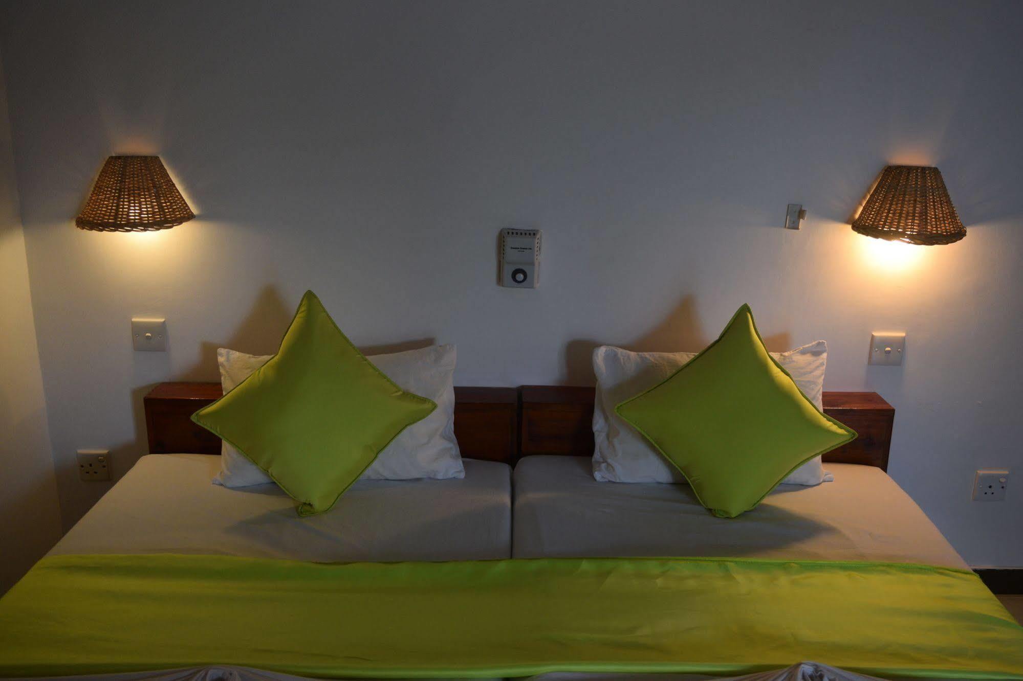 Star Holiday Resort Hikkaduwa Buitenkant foto
